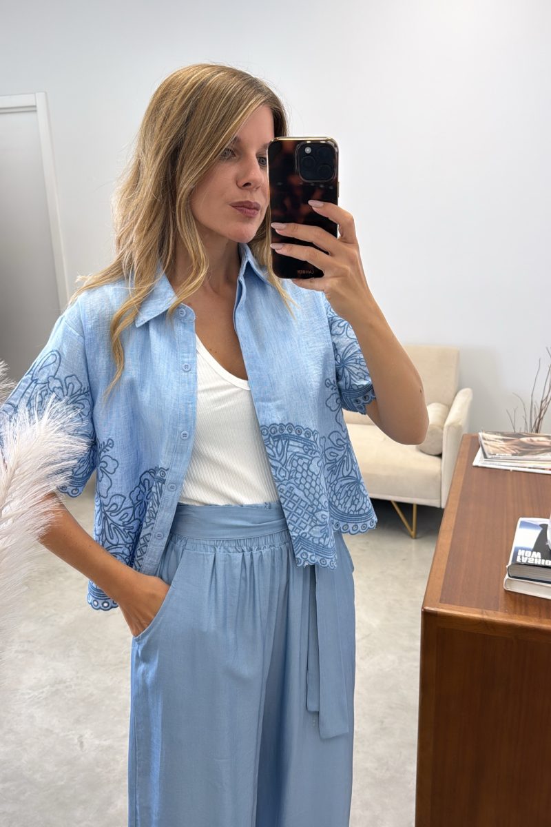 Camisa Celeste Bordada