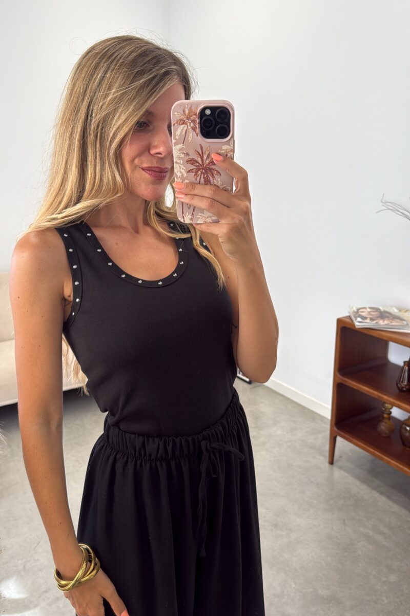Camiseta Negra Tachuelas