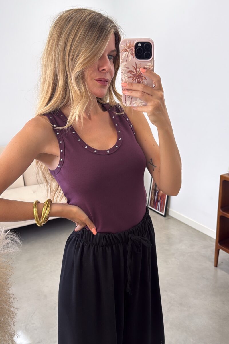 Camiseta Berenjena Tachuelas